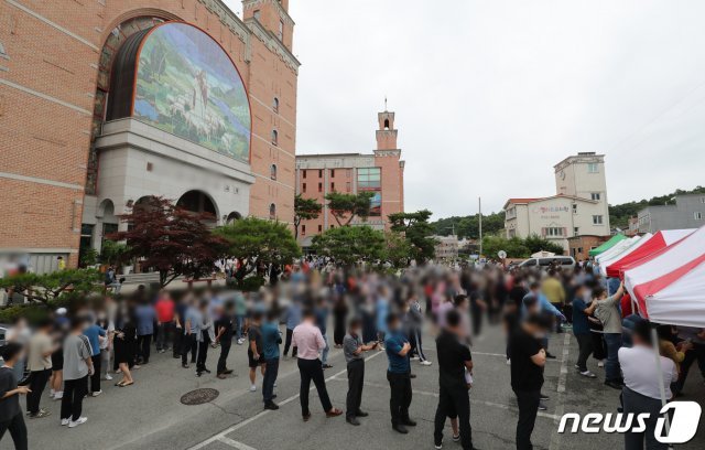 지난 3일 오후 광주 북구 일곡동의 한 교회 앞에 설치된 이동선별진료소에서 해당 교회 신자와 가족들이 코로나19 검사를 받기 위해 줄지어 서있다. 2020.7.3/뉴스1 © News1