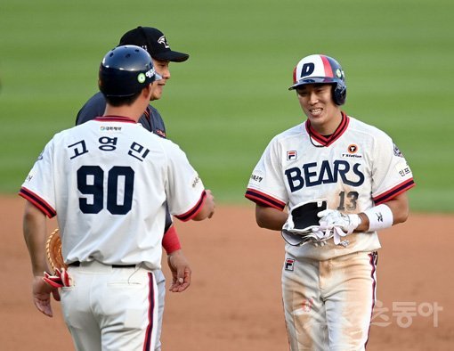 5일 서울 잠실야구장에서 ‘2020 신한은행 SOL KBO 리그‘ 한화 이글스와 두산 베어스의 경기가 열렸다. 6회말 2사 2루 두산 허경민이 역전 2타점 중전 2루타를 치고 코치에게 보호장비를 건네며 웃고 있다. 잠실｜김종원 기자 won@donga.com