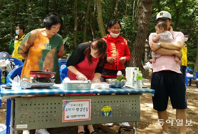 4일 충남 서산시 용현자연휴양림에서 열린 ‘건강을 지키는 숲속 요리교실-포레스토랑’에 참가한 3대가 음식을 만들고 있다. 이기진 기자 doyoce@donga.com