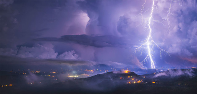 크로아티아에 내려친 번개폭풍의 모습이다. 최근 번개 관측 기술이 발달하며 수백 km 길이에 달하는 대형 번개가 관측되고 있다. 세계기상기구 제공