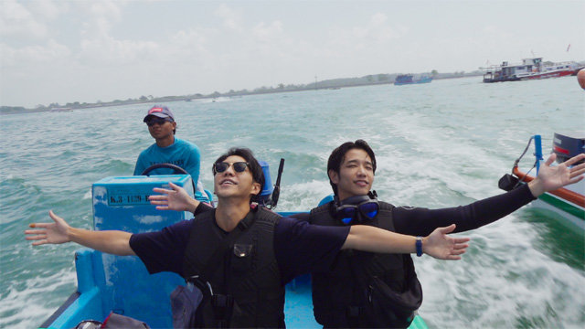 넷플릭스 여행 예능 ‘투게더’에 출연한 이승기(왼쪽)와 대만 배우 류이하오가 첫 여행지인 인도네시아 욕야카르타에서 배를 탄 모습. 투게더는 공개 직후 태국, 대만, 싱가포르 등에서 넷플릭스 일간 ‘톱10’에 올랐다. 넷플릭스 제공