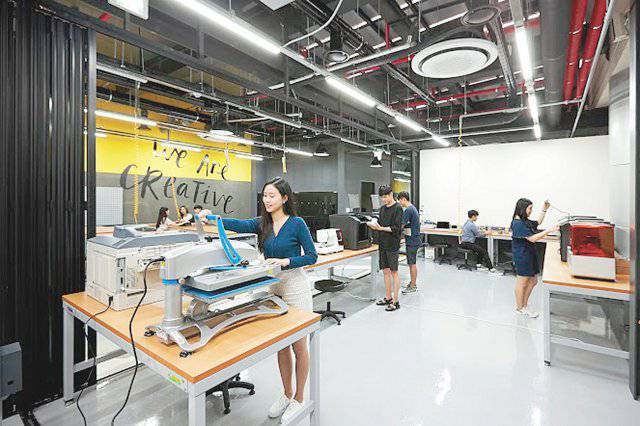 3D프린터, 레이저 커터, 최첨단 목공장비, 열전사 프레스 등을 마련해 학생들이 제품을 직접 설계하고 제작할 수 있도록 마련한 ‘마켓플레이스’ 공간, 출처: 동아일보