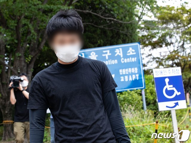 세계 최대 아동 성착취물 사이트 ‘웰컴 투 비디오’(W2V)를 운영한 손정우가 미국 송환이 불허된 6일 오후 경기도 의왕시 서울구치소에서 석방되고 있다. 2020.7.6/뉴스1 © News1