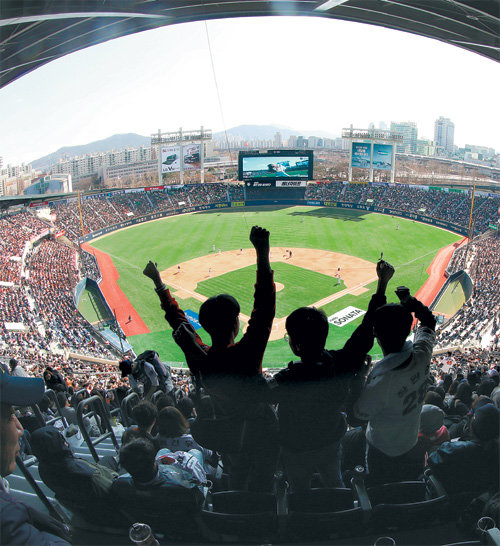 올 시즌 프로야구와 프로축구의 관중은 현재 ‘0’명. 코로나19 사태로 무관중 경기를 치르고 있기 때문이다. 이르면 지난주 가능할 것으로 보였던 관중 입장이 코로나19 재확산 조짐으로 다시 늦춰졌지만 구단들은 재개될 손님맞이를 위해 부지런히 움직이고 있다. 관중으로 가득 찬 서울 잠실야구장의 모습. 지난해엔 728만6008명이 야구장을 찾았다. 뉴스1