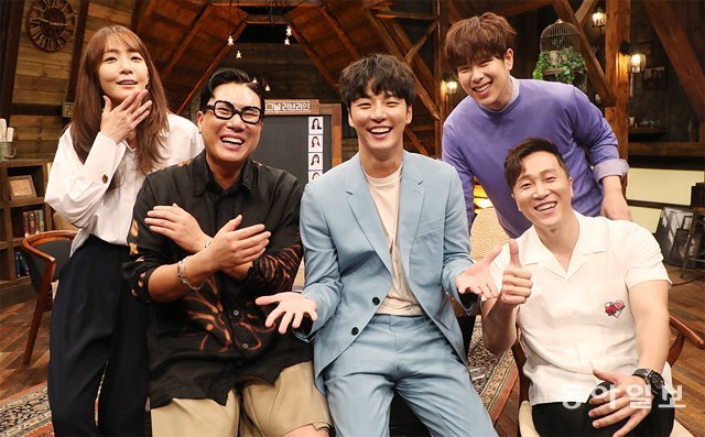 5일 서울 마포구 DDMC 스튜디오에서 채널A 예능 프로그램 ‘하트시그널3’의 마지막 녹화를 마친 예측단 김이나 이상민 윤시윤 피오 양재웅(왼쪽부터). 예측단장으로 활약한 윤시윤은 “VCR를 보다가 나도 모르게 자리에서 벌떡 일어나다 허벅지가 책상에 부딪히는 바람에 아직도 피멍이 들어 있다”며 웃었다. 김동주 기자 zoo@donga.com