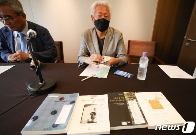 류석춘 연세대 교수가 7일 서울 중구 프레스센터에서 열린 송영길 더불어민주당 의원과 양태정 나눔의집 변호사를 허위사실에 의한 명예훼손 혐의 검찰 맞고소 기자회견에 참석해 일본군 위안부 관련 증언집을 펼쳐보이고 있다.  2020.7.7/뉴스1 © News1