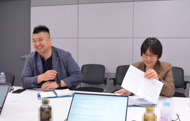 정부혁신전략추진단의 전충훈 과장(좌)과 이경민 행정사무관(우), 출처: IT동아