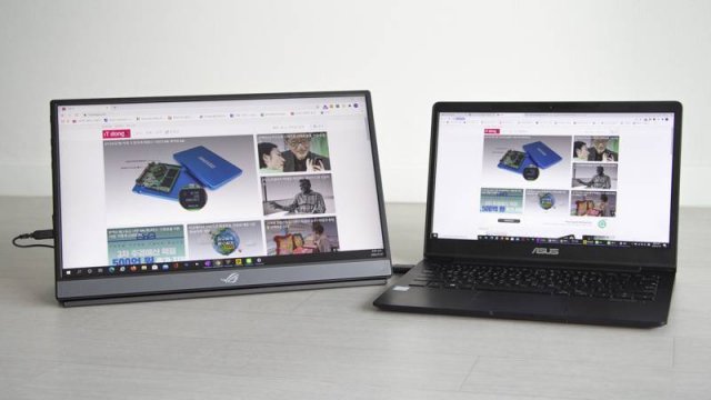 13.3인치 노트북과 크기 비교, 훨씬 더 넓은 화면을 쓸 수 있다. 출처=IT동아