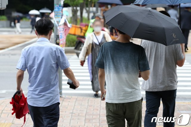 지난달 30일오후 서울 시내의 한 거리에서 시민들이 우산을 휴대하고, 쓰고 발걸음을 옮기고 있다. 2020.6.30/뉴스1 © News1