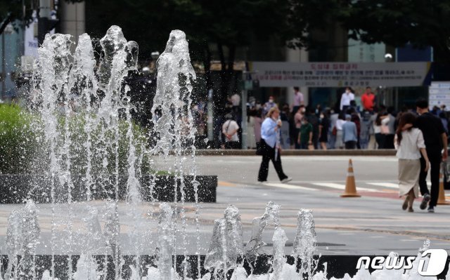 서울 종로구 광화문 일대에서 시민들이 더위를 피해 발걸음을 재촉하고 있다. 2020.7.7/뉴스1 © News1