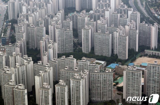 서울 송파구 서울스카이에서 바라본 서울 도심 아파트의 모습. 2020.7.5/뉴스1 © News1