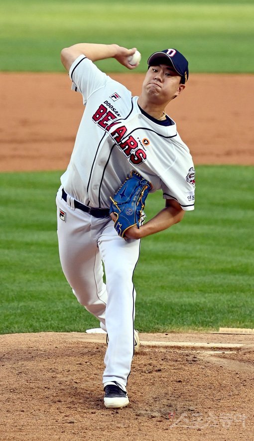 7일 서울 잠실야구장에서 ‘2020 신한은행 SOL KBO 리그‘ LG 트윈스와 두산 베어스의 경기가 열렸다. 선발 투수로 등판한 두산 이영하가 역투하고 있다. 잠실｜김종원 기자 won@donga.com