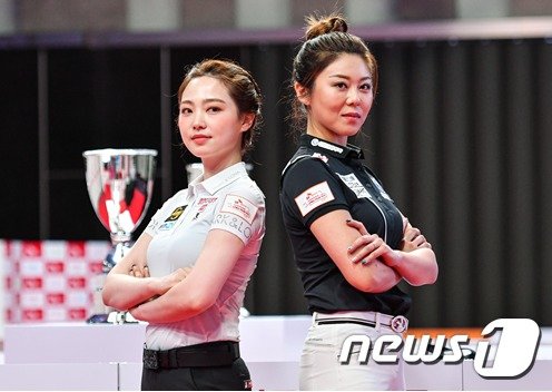 차유람(왼쪽)과 김가영이 3쿠션 전향 후 처음으로 1대1 맞대결을 펼친다.(PBA 제공) © 뉴스1