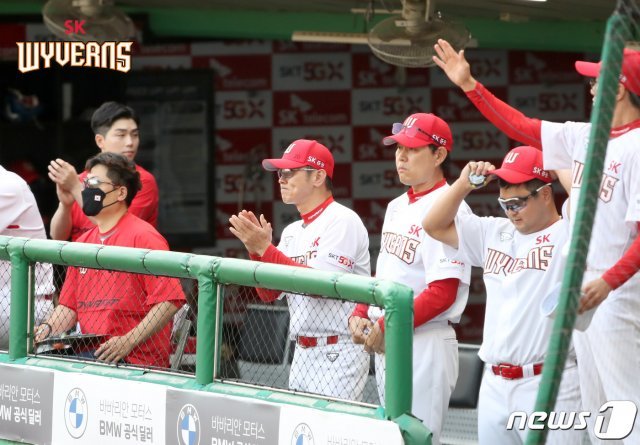 박경완 SK 와이번스 감독대행(가운데) . (SK 와이번스 제공)© 뉴스1