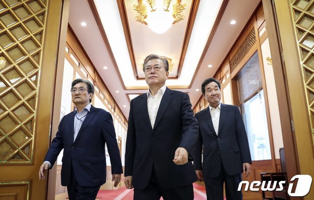 총리시절 문재인 대통령, 노영민 비서실장과 걸어가고 있는 이낙연 더불어민주당 의원. (청와대 제공) © News1