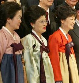사진=동아일보DB/왼쪽부터 박재옥 씨, 박근령 전 육영재단 이사장, 박근혜 전 대통령