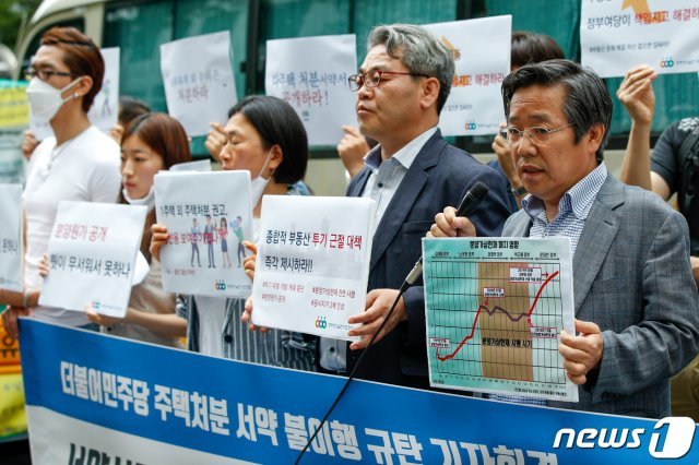 김헌동 경제정의실천시민연합(경실련) 부동산건설개혁본부장이 7일 서울 여의도 더불어민주당사 앞에서 열린 ‘더불어민주당 주택처분 서약 불이행 규탄 기자회견’에서 발언하고 있다. 경실련은 더불어민주당 원내대표와 총선기획단이 총선을 앞두고 시행한 보여주기식 주택처분 권고에 대해 사과하고, 지금이라도 당 소속 다주택 국회의원들의 실거주 외 주택보유 실태를 조사해야 한다고 주장했다. 2020.7.7/뉴스1 © News1