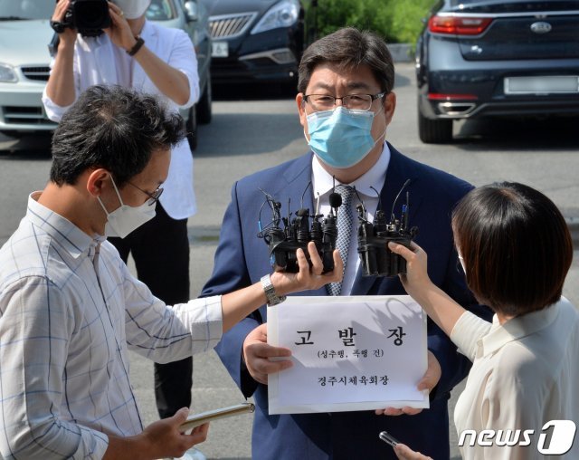 여준기 경북 경주시체육회장이 8일 오전 대구지방검찰청 경주지청에서 고 최숙현 선수 폭행 혐의를 받고 있는 전 경주시청 트라이애술론 직장운동부팀 운동처방사 안 모씨를 성추행과 폭행혐의로 고발하고 있다.  2020.7.8 © News1