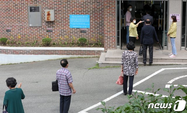 광주지역에서 신종 코로나바이러스 감염증(코로나19) 확진자가 잇따라 발생하고 있는 가운데 5일 오전 광주 북구의 한 교회에서 북구청 직원과 교회 관계자가 신도들의 발열상태를 확인하고 있다. 2020.7.5/뉴스1 © News1