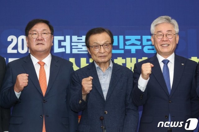 더불어민주당 이해찬 대표, 김태년 원내대표, 이재명 경기도지사 등 참석자들이 8일 오전 서울 여의도 국회에서 열린 경기도 예산정책협의회에서 기념촬영을 하고 있다. 2020.7.8/뉴스1 © News1