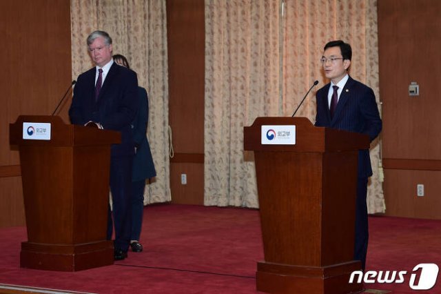 조세영 외교부 1차관과 스티븐 비건 미국 국무부 부장관 겸 대북특별대표가 8일 오전 서울 외교부 청사에서 제8차 한미 외교차관 전략회의를 마친 뒤 기자회견을 하고 있다. 뉴스1