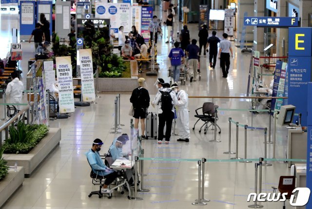 방역당국은 국내 신종 코로나바이러스 감염증(코로나19)누적 확진자가 7일 기준 1만3181명을 돌파했다고 밝혔다. 이날 신규확진자는 44명으로 해외유입 감염자는 24명, 지역발생 감염자는 20명으로 집계됐다. 사진은 7일 오후 인천국제공항1터미널 입국장의 모습.2020.7.7 © News1