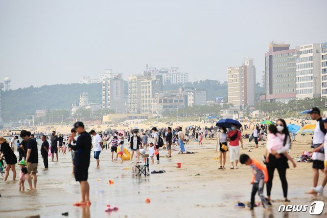 대천해수욕장에 모여든 관광객들© 뉴스1
