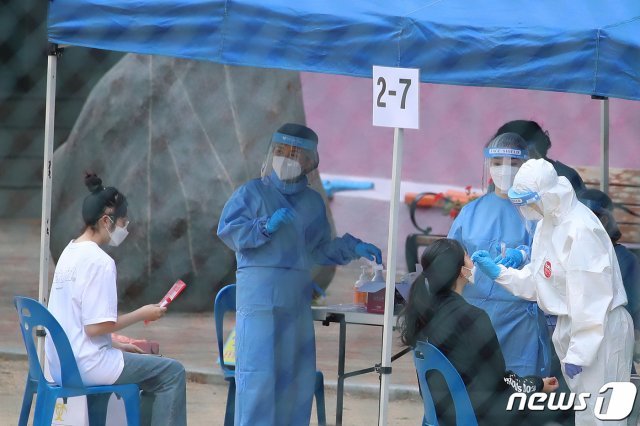 지난 3일 대구 한 고등학교 운동장에 마련된 선별진료소에서 학생들이 코로나19 검사를 받고 있다. © News1