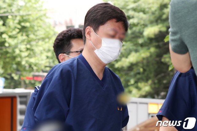 ‘라임자산운용(라임) 사태’ 핵심 인물 중 한 명인 코스닥 상장사 리드의 실사주 김정수 회장이 8일 오전 서울 양천구 서울남부지방법원에서 열린 영장실질심사에 출석하고 있다. 2020.7.8 © News1