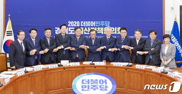 이재명 경기도지사가 8일 오전 국회 더불어민주당 대표실에서 열린 ‘더불어민주당-경기도 예산정책협의회’에서 정부 여당에 2차 긴급재난지원금을 건의했다. (경기도 제공)© 뉴스1