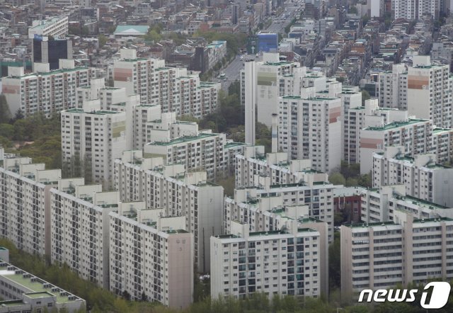 사진은 21일 서울 강남구 아파트 단지의 모습. 2020.4.21 © News1