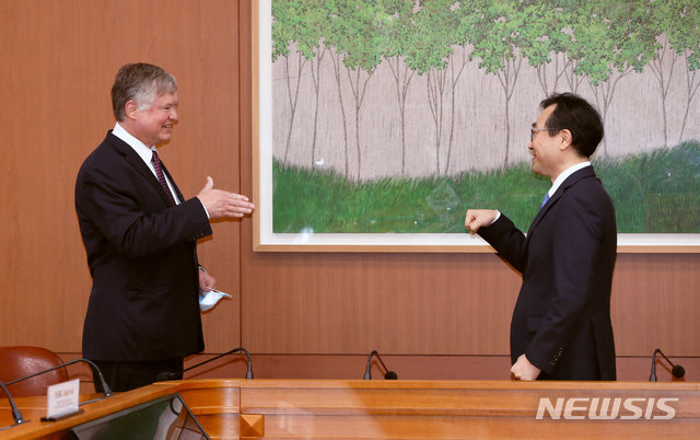 이도훈 한반도평화교섭본부장과 스티븐 비건 미 국무부 부장관 겸 대북정책특별대표가 8일 오전 서울 외교부 청사에서 회담에 앞서 
비접촉 주먹인사와 악수를 나누고 있다. 스티븐 비건 미 국무부 부장관 겸 대북정책특별대표가 주먹인사를 청했고 이어 악수하는 손 
동작을 했으나 이도훈 한반도평화교섭본부장의 손동작이 한박자 늦어 가위바위보를 하는듯한 모습이 연출됐다.﻿[서울=뉴시스]
