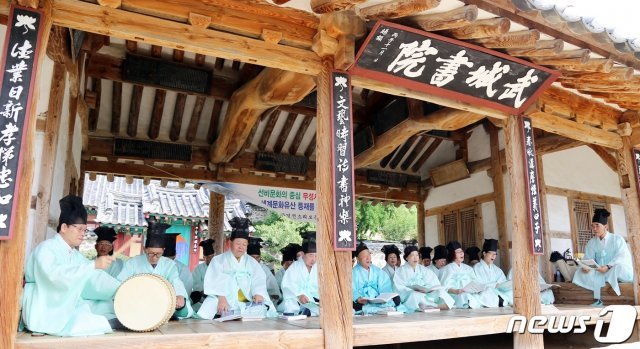 전북 정읍시가 무성서원 유네스코 세계문화유산 등재 1주년을 맞아 다양한 문화행사를 마련했다. 무성서원 전통문화 체험과 교육프로그램 한 장면. /© 뉴스1