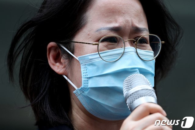 8일 오후 서울 중구 CJ대한통운 본사 앞에서 열린 ‘계속된 죽음 앞에 무책임한 CJ대한통운 규탄 기자회견’에서 전국택배연대노동조합 관계자들과 故서형욱 택배노동자의 친누나 서형주씨가 CJ대한통운의 사과를 촉구하고 있다. 2020.7.8 © News1