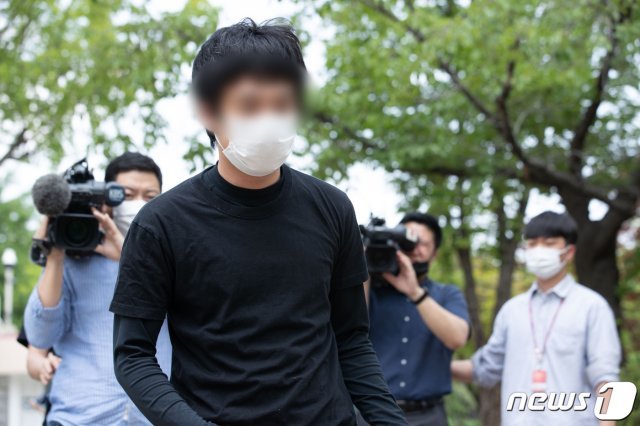 세계 최대 아동 성착취물 사이트 ‘웰컴 투 비디오’(W2V)를 운영한 손정우가 미국 송환이 불허된 6일 오후 경기도 의왕시 서울구치소에서 석방되고 있다. 2020.7.6/뉴스1 © News1