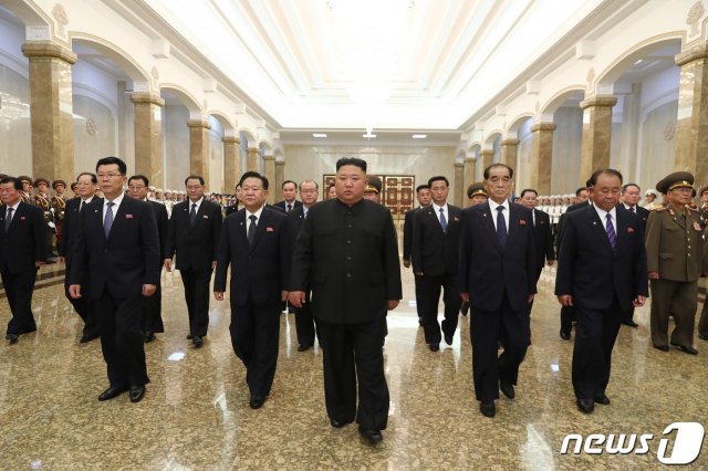 북한 노동당 기관지 노동신문은 8일 김일성 주석 사망 26주기를 맞아 김정은 국무위원장이 금수산태양궁전에 참배했다고 밝혔다. (평양 노동신문=뉴스1)
