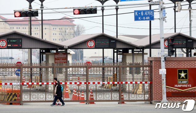경기도 평택 캠프 험프리스에서 문이 굳게 닫혀 있다. 2020.3.26 © News1