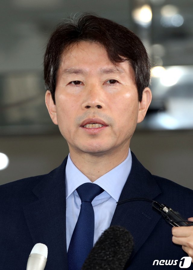 이인영 통일부 장관 후보자가 인사청문회 준비를 위해 6일 오전 서울 종로구 삼청동 남북회담본부에 마련된 사무실로 출근하며 취재진의 질문에 답하고 있다. 2020.7.6 © News1