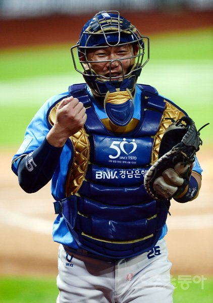 NC 양의지는 올해 몸이 두 개여도 모자를 만큼 바쁘다. 포수로 투수들을 리드하고, 4번타자로 팀 타선을 이끌고, 주장으로 리더 역할까지 수행한다. 그러나 그가 바쁘면 바빠질수록 NC의 전력은 한층 더 단단해진다. 스포츠동아DB