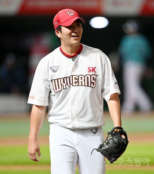 8일 인천 SK행복드림구장에서 ‘2020 신한은행 SOL KBO리그‘ SK 와이번스와 NC 다이노스의 경기가 열렸다. 6회까지 NC 공격을 1실점으로 막은 SK 선발 이건욱이 이닝 종료 후 더그아웃으로 향하고 있다. 인천｜김민성 기자 marineboy@donga.com