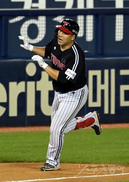 8일 서울 잠실야구장에서 ‘2020 신한은행 SOL KBO 리그‘ LG 트윈스와 두산 베어스의 경기가 열렸다. 9회초 1사 1루 LG 김현수가 우월 투런 홈런을 날리고 그라운드를 돌고 있다. 잠실｜김종원 기자 won@donga.com