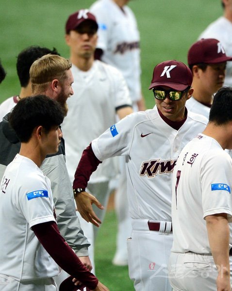 키움 감독 손혁과 키움 선수들. 스포츠동아DB