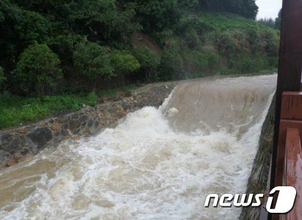 중국 남부 지방에 쏟아진 폭우로 불어난 하천 물줄기 (웨이보 캡처) © 뉴스1