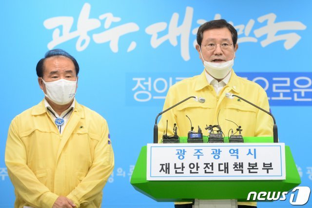 이용섭 광주시장이 지난 5일 오후 광주 서구 광주시청에서 신종 코로나바이러스 감염증(코로나19) 관련 광주시·광주시교육청 합동 브리핑을 하고 있다. 왼쪽은 장휘국 광주시교육감. 2020.7.5 /뉴스1 © News1