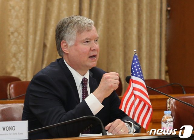 스티븐 비건 미 국무부 부장관 겸 대북정책특별대표가 8일 오전 서울 외교부 청사에서 조세영 외교부 1차관과의 회동에 이어 이도훈 한반도평화교섭본부장과의 연쇄 회동에서 발언하고있다. 2020.7.8 © News1