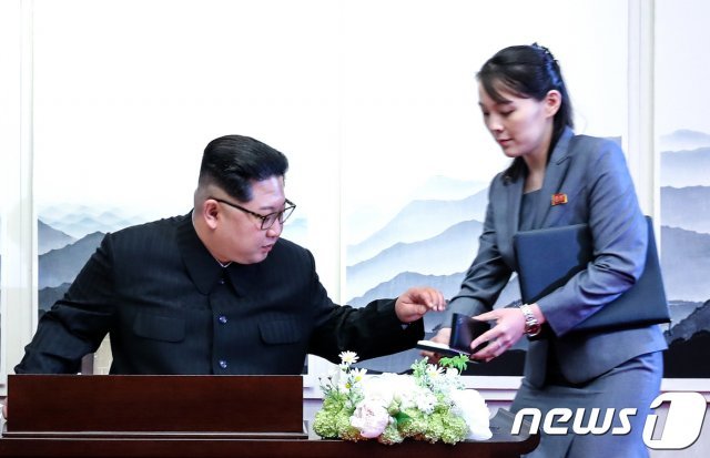 김정은 북한 국무위원장과 김여정 노동당 제1부부장.© News1