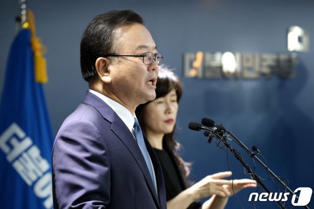 김부겸 더불어민주당 전 의원이 9일 오전 서울 여의도 당사에서 기자회견을 열고 당대표 경선 출마를 선언하고 있다.2020.7.9/뉴스1 © News1