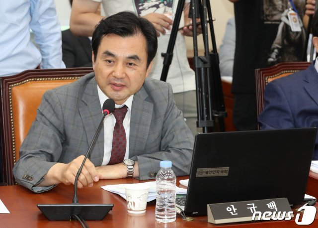 안규백 더불어민주당 의원이 22일 서울 여의도 국회에서 열린 국방위원회 전체회의에 참석해 인사말을 하고 있다. 2020.6.22/뉴스1 © News1