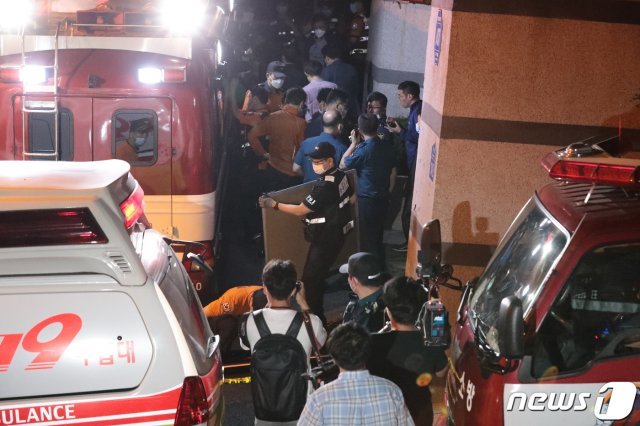 박원순 서울시장이 연락두절된 9일 저녁 서울 성북구 북악산 자락 일대에서 경찰과 소방 관계자들이 지휘본부를 꾸린 채 수색 상황을 지휘하고 있다. 박 시장의 딸은 오후 5시 17분께 ‘4~5시간 전에 아버지가 유언 같은 말을 남기고 집을 나갔는데 전화기가 꺼져 있다’고 경찰에 신고한 것으로 알려졌다. 2020.7.9/뉴스1 © News1