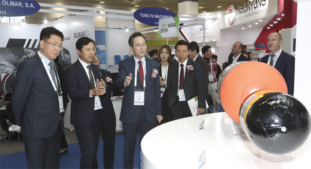 지난해 11월 서울 코엑스에서 열린 제14회 국제탄소 페스티벌에 참석한 송하진 전북지사가 전시장을 둘러보고 있다. 중소벤처기업부는 6일 ‘규제자유특구위원회’를 열고 전북을 탄소융복합산업 규제자유특구로 선정했다. 전북도 제공